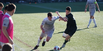 篮球教练在暂停时对球员进行严肃战术布置的表情